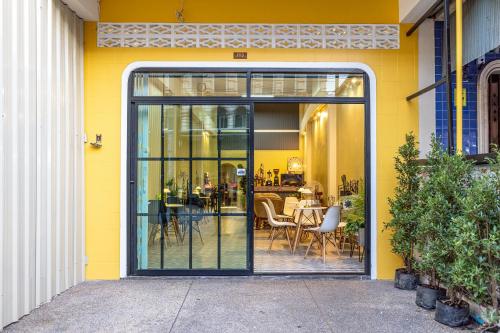 113 Yellow House Hostel