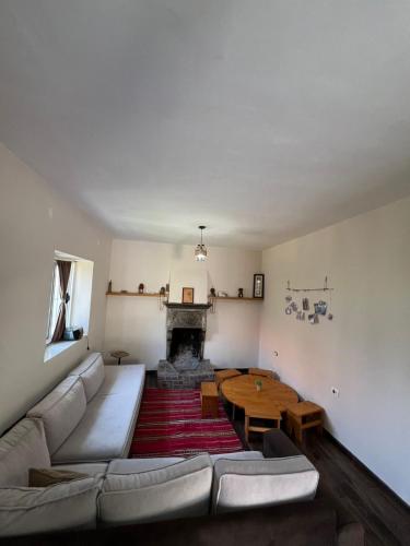 Traditional Albanian Escape Near Tirana in イーベ エ ポシュメ