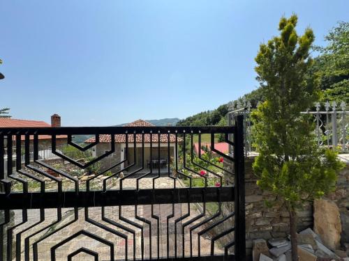 Traditional Albanian Escape Near Tirana in イーベ エ ポシュメ