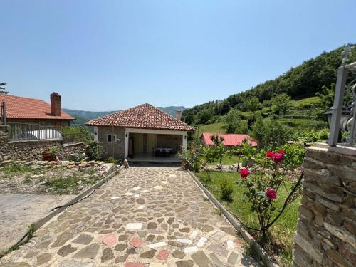 Traditional Albanian Escape Near Tirana in イーベ エ ポシュメ