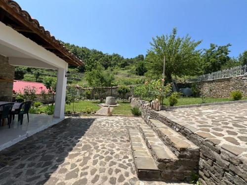 Traditional Albanian Escape Near Tirana in イーベ エ ポシュメ