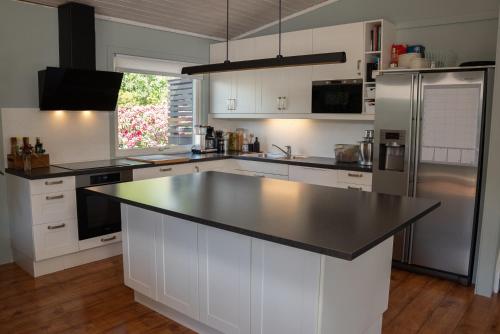 Sunny, Family-Friendly Near Zoo & Local Beaches in Dvergsnes