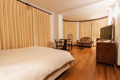 Standard Queen Room image 5
