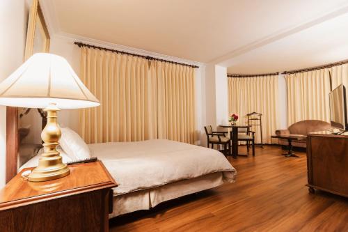 Standard Queen Room image 4