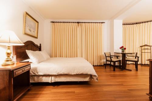 Standard Queen Room image 3