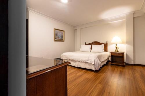 Executive Suite image 8