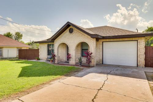 Spacious Backyard - San Juan Home Near Border in Alamo (Texas)