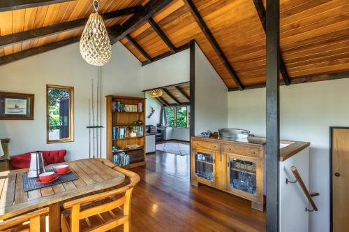Henry Hill Cottage - The quintessential Kiwi bach - image 3