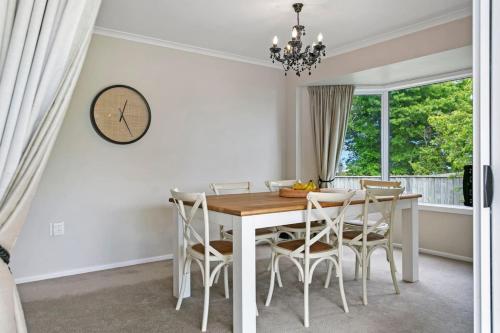 Beautiful Three Bedroom Home with Lake Views - image 4