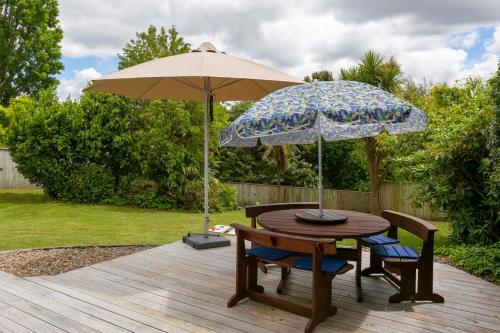 Beautiful Three Bedroom Home with Lake Views - image 3