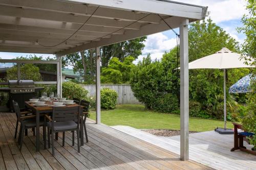 Beautiful Three Bedroom Home with Lake Views - image 2