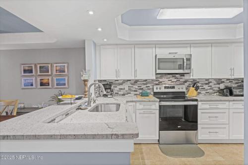 Oceanfront Luxe 3BR in St Augustine Beach in St. Augustine, USA