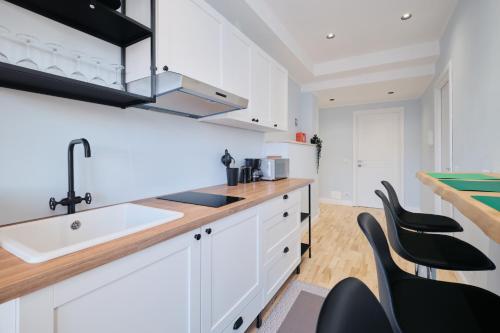 Bright Room 2 min Metro B 20 min Colosseum private bathroom swimming pool free parking, Rzym (zdjęcie 9)