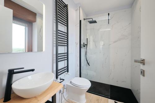 Bright Room 2 min Metro B 20 min Colosseum private bathroom swimming pool free parking, Rzym (zdjęcie 5)