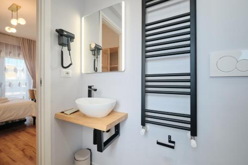 Bright Room 2 min Metro B 20 min Colosseum private bathroom swimming pool free parking, Rzym (zdjęcie 6)