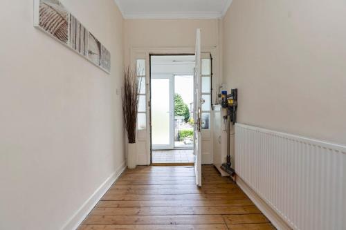 Edinburgh Bungalow Royal Infirmary Hospital Airport Free Moet And Parking B - main image