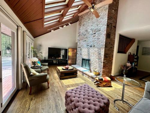 Nature's Nest - Woodland Retreat - Fireplace - Quiet and Cozy