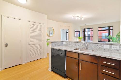 Comfort & Convenience in Trendy Crystal City Loft, Arlington (foto 3)