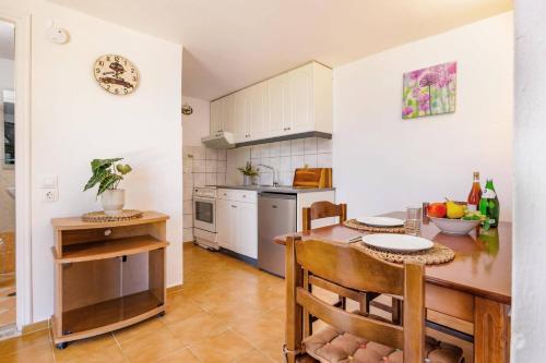 Eight-Bedroom Villa image 4