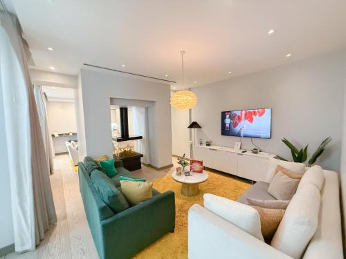 Luxurious 3-Bedroom & 3-Bathroom flat with Private Patio & Indoor Fireplace in Central Mayfair