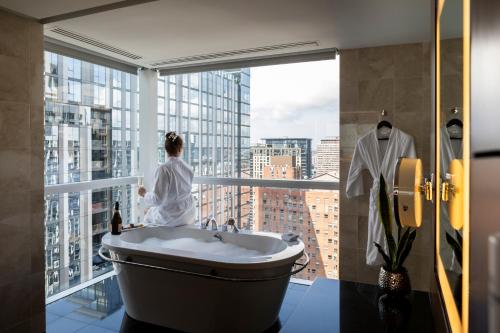 חדר אמבטיה, Sofitel Chicago Magnificent Mile in שיקגו