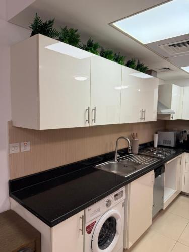 Modern Studio in Damac Park Tower-Near Dubai Mall - image 9