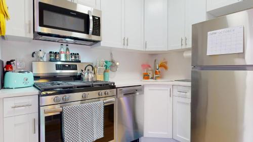 Kitchen, Hoboken Hideaway - Walk to Transit - 15 Mins to NYC - Sleeps 6 comfortably in Hoboken (Nj)