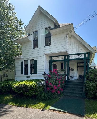 Зовнішній вигляд готелю, The Elms Waterfront Cottages in Лейк Лузерн