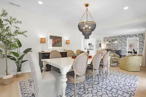 NEW! The White House with 2 King Ensuites close to Parris Island and Downtown - image 8