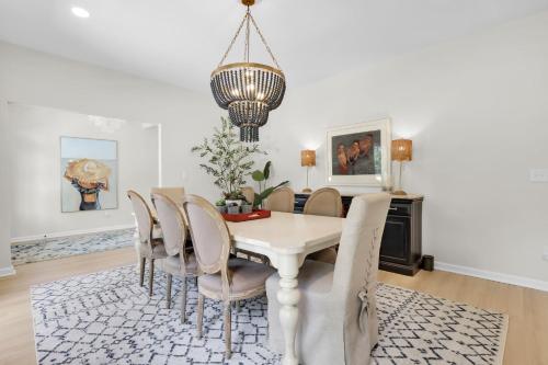 NEW! The White House with 2 King Ensuites close to Parris Island and Downtown - main image