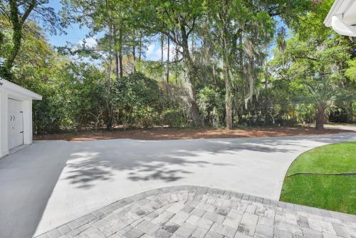 NEW! The White House with 2 King Ensuites close to Parris Island and Downtown - image 10
