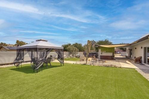 Hot Tub and Pool Joshua Tree Vacation Home!