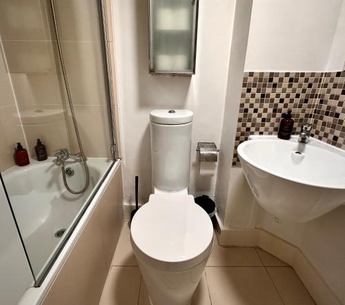 Fulham Tranquil 2BD King Bed Home w/ Parking & Gdn - image 11
