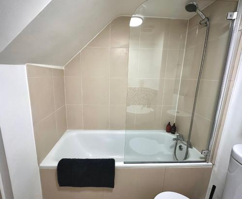 Fulham Tranquil 2BD King Bed Home w/ Parking & Gdn - image 10