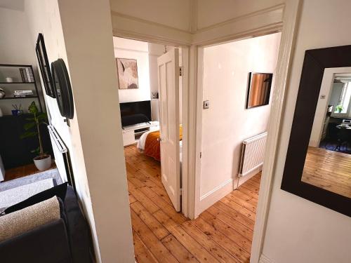 Fulham Tranquil 2BD King Bed Home with Parking & Gdn - image 8