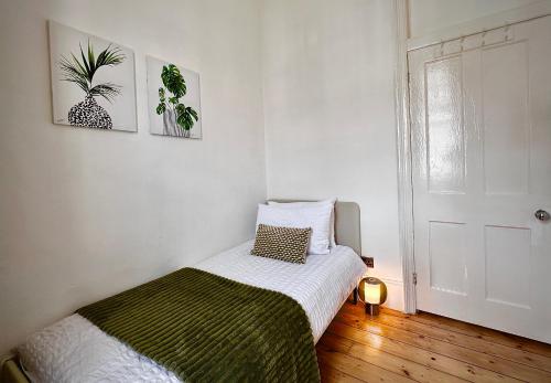 Fulham Tranquil 2BD King Bed Home with Parking & Gdn - image 5