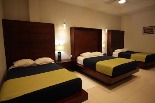 Classic Quadruple Room image 8
