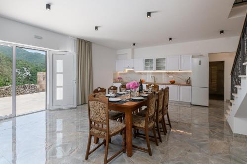 virtuve, Villa ANKICA with heated pool in Mihanici