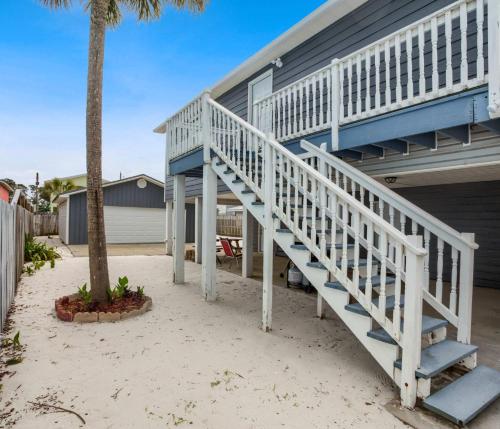 Beach Time Cozy Retreat Steps from the Gulf