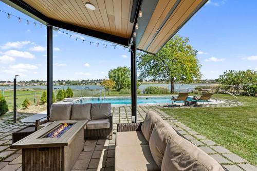 Lakefront Washington Home with Private Pool and Sauna