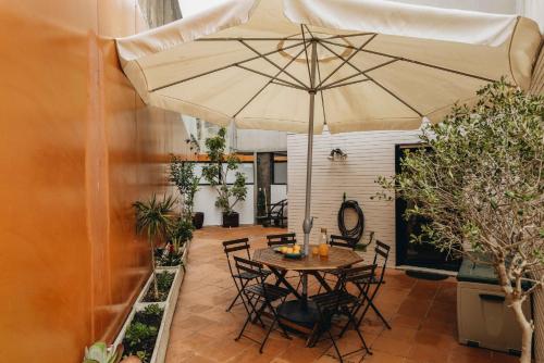 Douro Riverfront 2BR with Private Terrace & Garage, Oporto