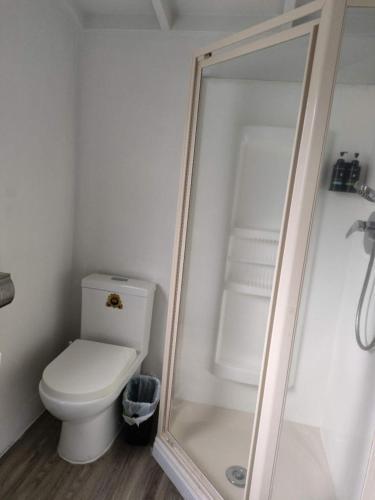 2 double beds including 1 double sofa bed Garden Chalet, 7A, Auckland (photo 2)