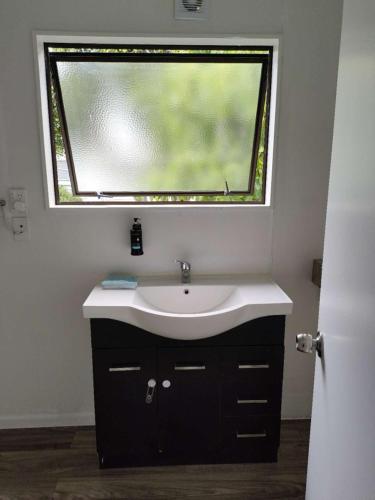 2 double beds including 1 double sofa bed Garden Chalet, 7A, Auckland (photo 6)