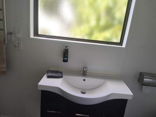 2 double beds including 1 double sofa bed Garden Chalet, 7A, Auckland (photo 7)