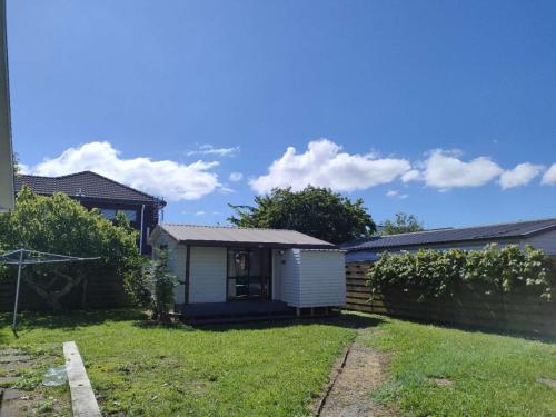 2 double beds including 1 double sofa bed Garden Chalet, 7A, Auckland (photo 10)