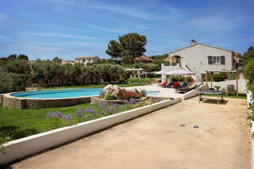 Villa de Charme avec Piscine, Marseille in La Treille