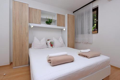 One-Bedroom Apartment with Terrace room in Apartments with parking space Selce Crikvenica - 24450