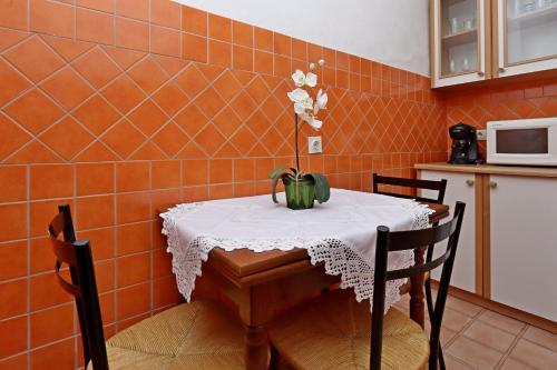 One-Bedroom Apartment with Terrace image 3