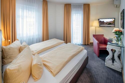 Standard Double Room image 4