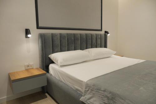 Deluxe One-Bedroom Apartment with City View image 10